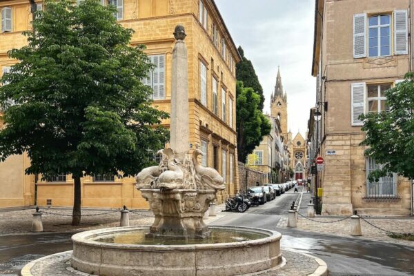 Wer das historische Mazarin Quartier in Aix-en-Provence erkundet, gelangt zum Place des Quatre Dauphins.