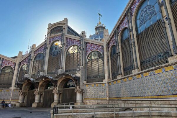 Auch der Mercat Central ist im Stil der valencianischen Moderne gestaltet. Das Marktgebäude zählt zu den bekanntesten Touristenattraktionen von València.