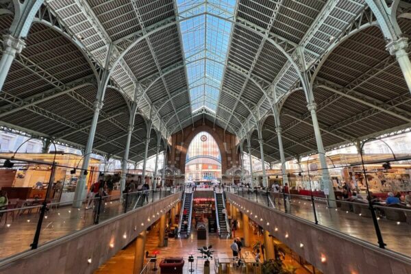 Die Markthalle wurde bis 2009 komplett renoviert und beherbergt heute vor allem Gastronomie und Geschäfte.