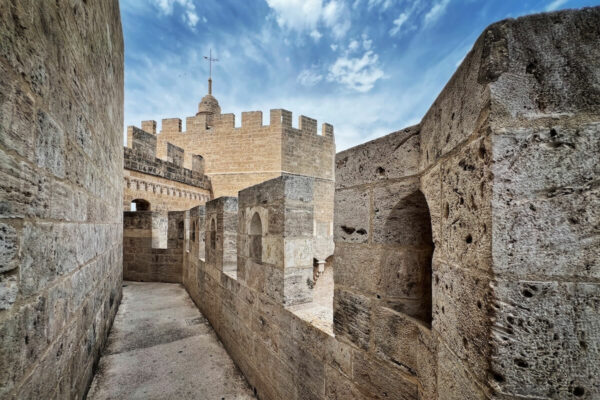 Die Torre dels Serrans wurden im 14. Jahrhundert als Verteidigungstürme erbaut, als Teil der mittelalterlichen Stadtmauer.