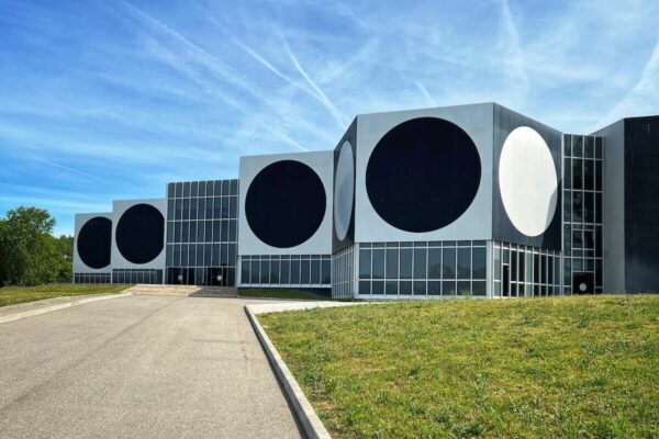 Die Fondation Vasarely am Stadtrand von Aix-en-Provence ist schon von weitem durch ihre auffällige grafisch gestaltete, schwarz-weiße Aluminiumfassade zu erkennen.