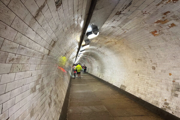 Der 370 Meter lange Greenwich Foot Tunnel verbindet Greenwich auf der Südseite der Themse mit der Halbinsel Isle of Dogs auf der Nordseite des Flusses.