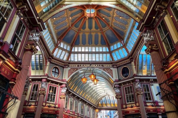 Der Leadenhall Market blickt auf eine über 700 Jahre lange Geschichte zurück, wobei das heutige Gebäude im 19. Jhd. entstand.