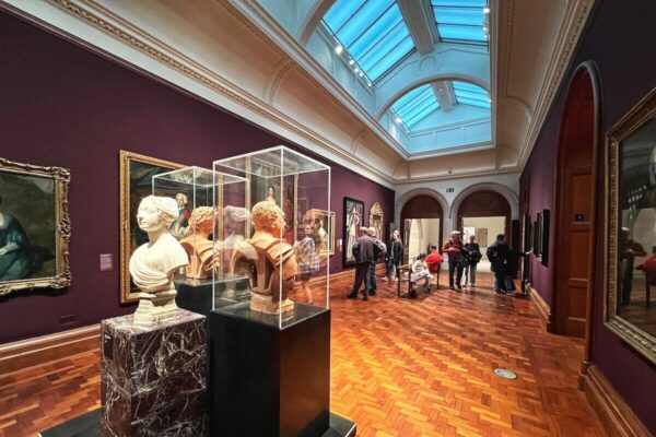 In der National Portrait Gallery begegnet man Gemälden von Queen Elisabeth II und anderer Royals ebenso wie Fotos von aktuellen Bands und Filmstars.