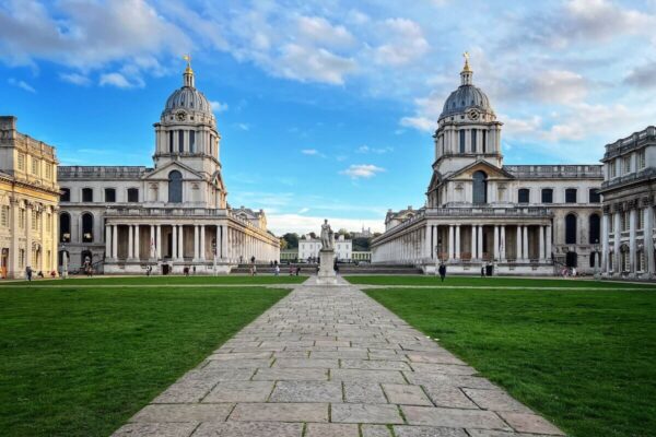 Das Old Royal Naval College in Greenwich ist aus diversen Hollywood-Filmen und TV-Serien bekannt, etwa „Pirates of the Caribbean“, „Thor: Dark Kingdom“ oder „Bridgerton“.