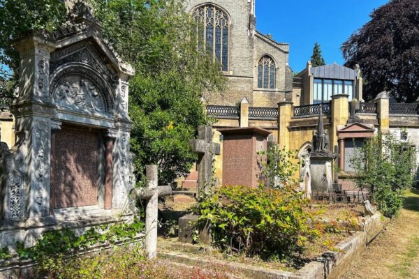 Hinter dem Highgate Cemetery liegt die St Michael’s Church. In der Krypta befindet sich das Grab des Dichters Samuel Taylor Coleridge.