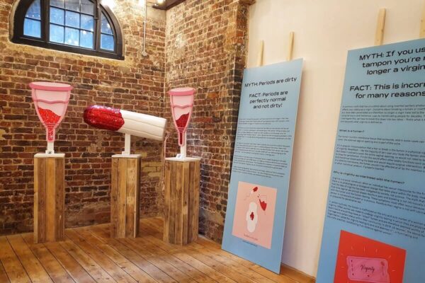 Das Vagina Museum widmet sich in wechselnden Ausstellungen diversen Themen rund um die weibliche* Gesundheit und Sexualität.