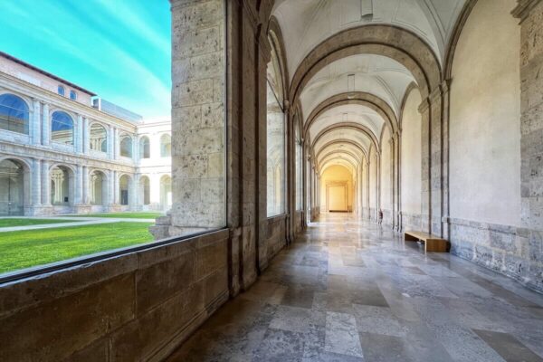 Die in der Installation "Caliza" (2024) gezeigten Kalkstein-Blöcke werden nach dem Ende der Ausstellung zu Bodenfliesen, wie sie auch im Museo Patio Herreriano verbaut wurden.