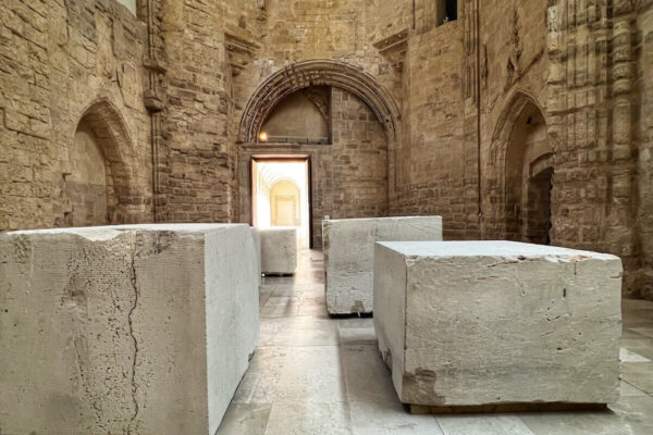 In einer ehemaligen Kapelle im Museo Patio Herreriano zeigt Lara Almarcegui die Installation "Caliza" (2024) mit riesigen Kalkstein-Blöcken.