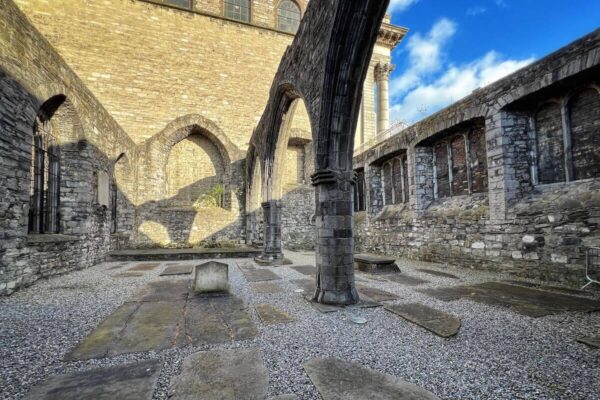 Neben der St Audoen's Catholic Church befindet sich die Portlester Chapel aus dem 15. Jahrhundert.