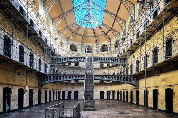 Das Kilmainham Gaol gehört zu den beliebtesten Museen in Dublin. Das alte Gefängnis und die Ausstellung kann nur im Rahmen einer Führung besucht werden.