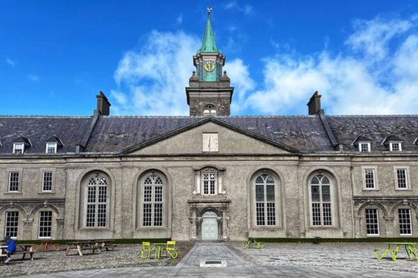 Das Royal Hospital Kilmainham ist das älteste Gebäude im klassischen Baustil in Irland. Heute zeigt hier das Irish Museum of Modern Art wechselnde Ausstellungen.