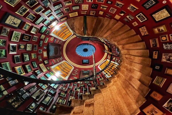 Im The Merchant's Arch gelangt man über eine frei tragende Steintreppe von der Bar im Untergeschoss zum Restaurant im ersten Stock.