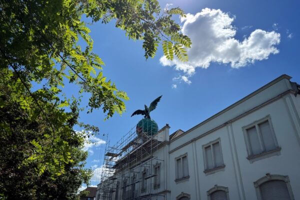 Schon von weitem ist die Fondation Fernet-Branca in Saint-Louis anhand einer großen Skulptur auf dem Dach erkennbar.