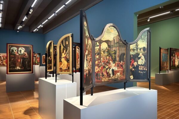 In Wandelaltären wurden oft die Stifter der Kunstwerke mit dargestellt, meist als kleine betende Figuren im Vordergrund, wie hier auf dem Altar im linken und rechten Flügel zu sehen.