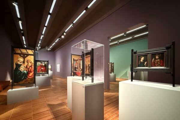 Die Ausstellung zeigt, wie die Rückseite von Kunstwerken in der Geschichte oft für spätere Ergänzungen oder Umgestaltungen genutzt wurde.