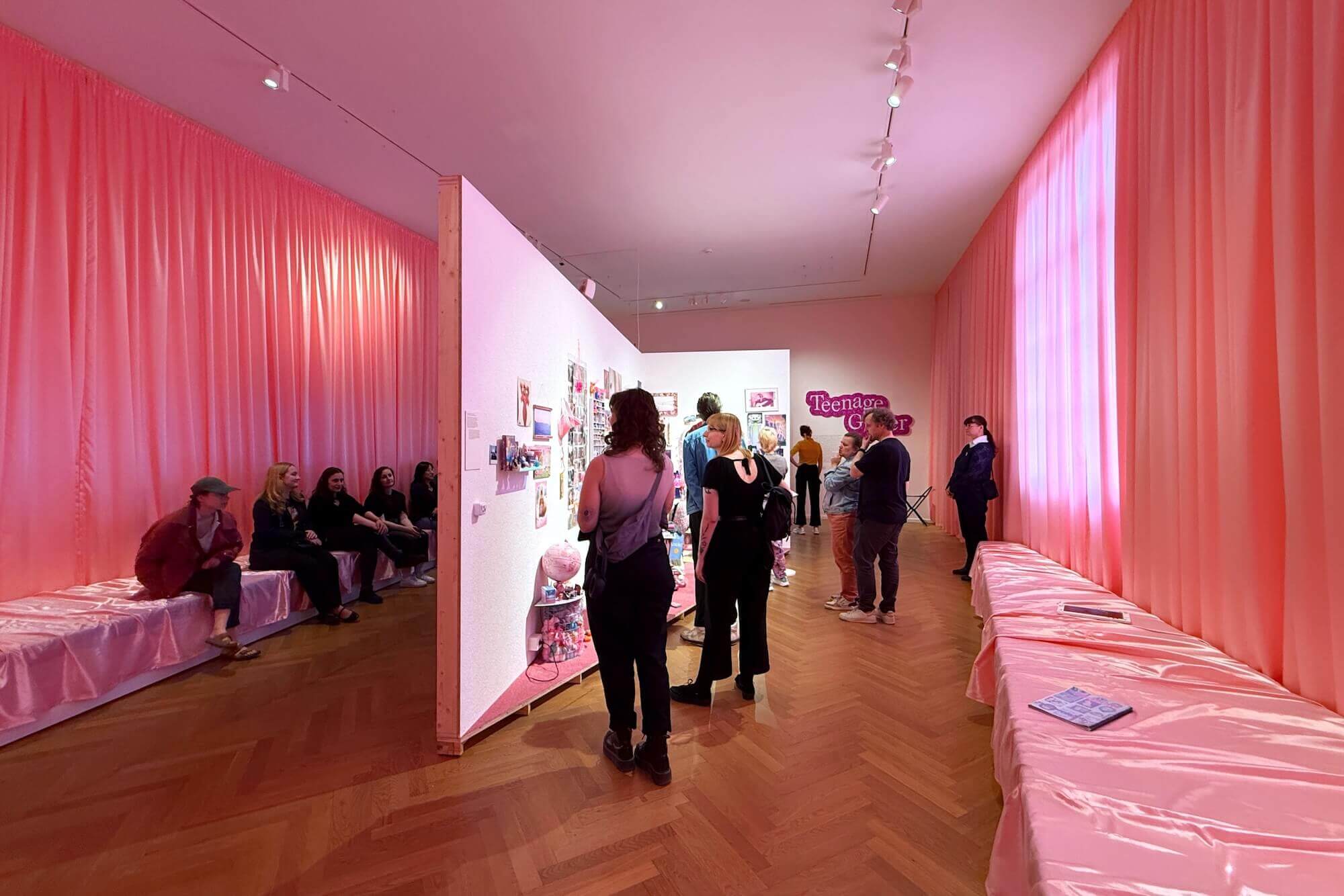 Von Taylor Swift bis Nail Art: Eine Ausstellung rund um Glitzer
