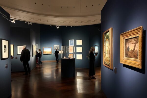 Auf drei Etagen zeigt die Hamburger Kunsthalle rund 300 Werke der Deutschen Romantik und des Surrealismus, von Caspar David Friedrich bis Salvador Dalí und René Magritte.