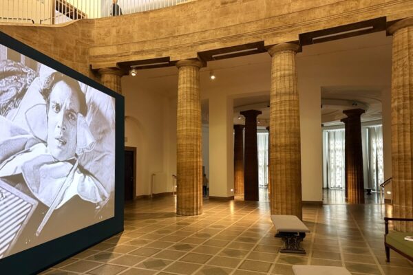 Hinter der Rotunde des Lichtwarkbaus zeigt die Hamburger Kunsthalle den bekanntesten Film des Surrealismus, "Un chien andalou" von Luis Buñuel und Salvador Dalí aus dem Jahr 1929.