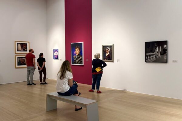 Die Ausstellung "Mis(s)treated. Mehr als Deine Muse!" wurde von New Perceptions konzipiert, dem Jugendkuratorium der Kunsthalle Bremen.