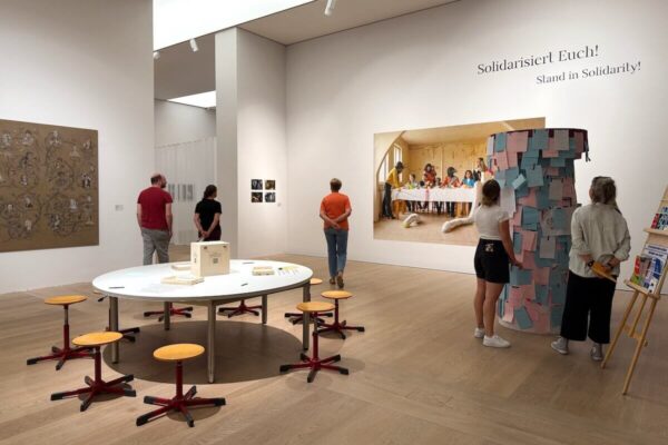 Die Ausstellung "Mis(s)treated" konzentriert sich auf die Repräsentation von Künstlerinnen in der Kunsthalle Bremen und insbesondere feministische künstlerische Positionen.
