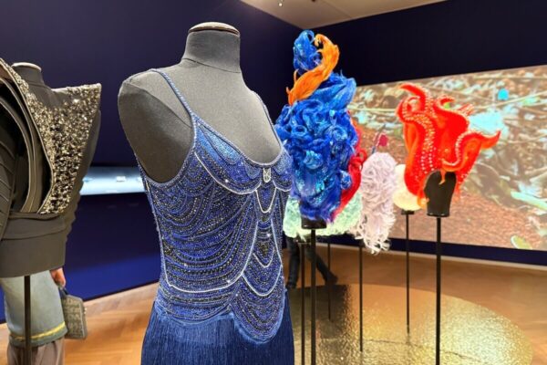 Ob Perücken der Hamburger Drag-Ikone Olivia Jones oder ein Outfit von Bill Kaulitz von der Band Tokio Hotel: Das MK&G zeigt in seiner Glitzer-Ausstellung auch Exponate mit Bühnen-Erfahrung.
