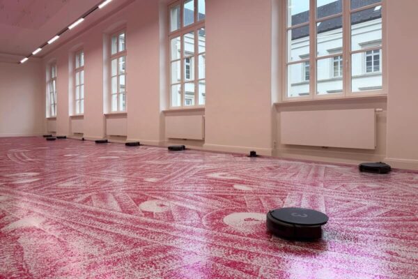 In der Installation "Puff Out" (2017) des türkisch-belgischen Duos :mentalKLINIK zeichnen Staubsauger-Roboter ein riesiges, sich ständig veränderndes Bild aus Glitzer.