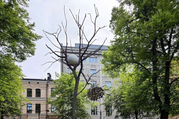 Die Kunstwerke im Esplanade Park sind während der Helsinki Biennale 2025 durchgängig kostenfrei für die Öffentlichkeit zugänglich.