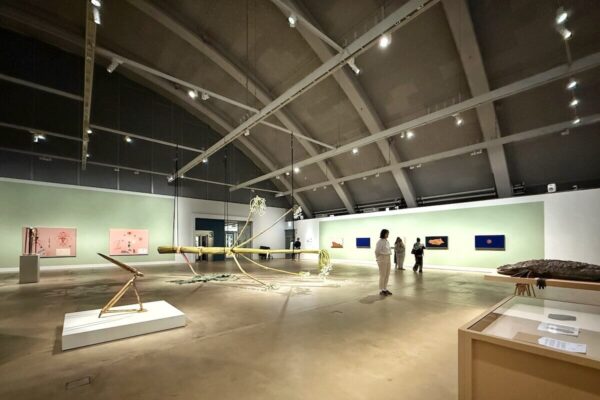 Im HAM Helsinki Art Museum sind Kunstwerke von 15 Kunstschaffenden im Rahmen der Helsinki Biennale 2025 zu sehen, unter anderem von Carola Grahn, Otobong Nkanga und Yayoi Kusama.