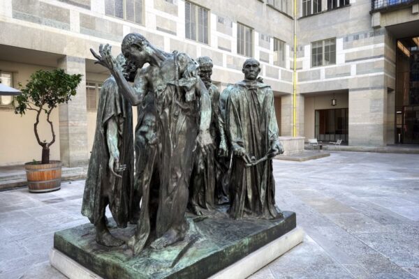Auguste Rodins Skulptur "Die Bürger von Calais", die dauerhaft im Innenhof des Kunstmuseum Basel platziert ist, wird in die Ausstellung zu Medardo Rosso integriert.