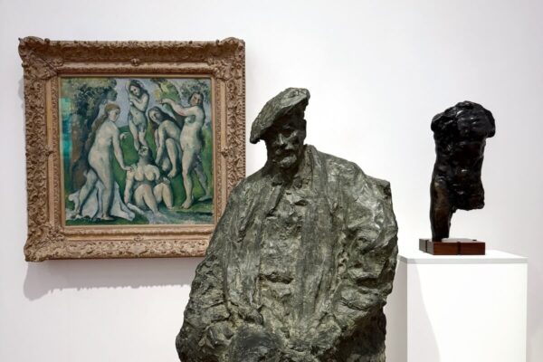Medardo Rossos "Portrait d’Henri Rouart" neben Auguste Rodins "Torse" und Paul Cezannes Gemälde der "Cinq baigneuses" in der Ausstellung des Kunstmuseum Basel.