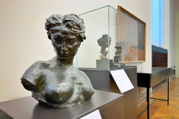 Auch Bernhard Hoetgers "Fécondité" (Buste Fécondité, 1904) aus dem Paula Modersohn–Becker Museum wird in der Alten Nationalgalerie in Berlin gezeigt.