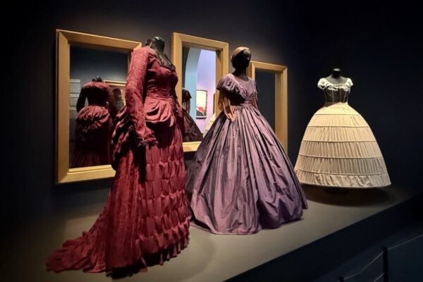 Die Ausstellung zeigt auch zeitgenössische Kleider, die einen Eindruck davon vermitteln, wie die Künstlerinnen im 19. Jahrhundert arbeiten mussten.