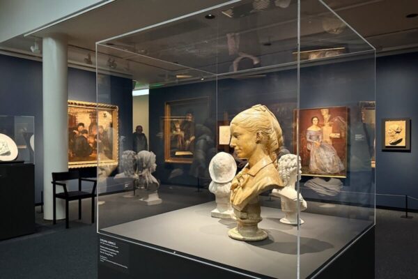 Neben Zeichnungen und Gemälden sind in der Ausstellung auch Skulpturen zu sehen.