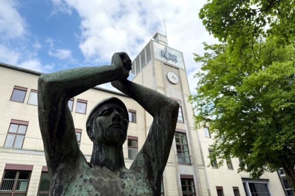 Hermann Blumenthals Skulptur "Florentiner Mann" (1937) befindet sich vor dem NDR-Funkhaus.