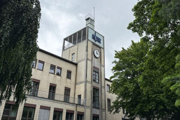 Mit seinem markanten Turm prägt das NDR-Funkhaus das Straßenbild.