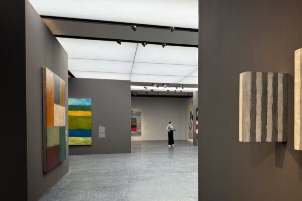 Der Audioguide zur Ausstellung wird übrigens Guido Maria Kretschmer gesprochen.