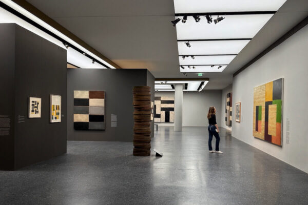Eigens zur Ausstellung hat Sean Scully eine Playlist mit Songs erstellt, die für ihn mit seinen Werken in Verbindung stehen.