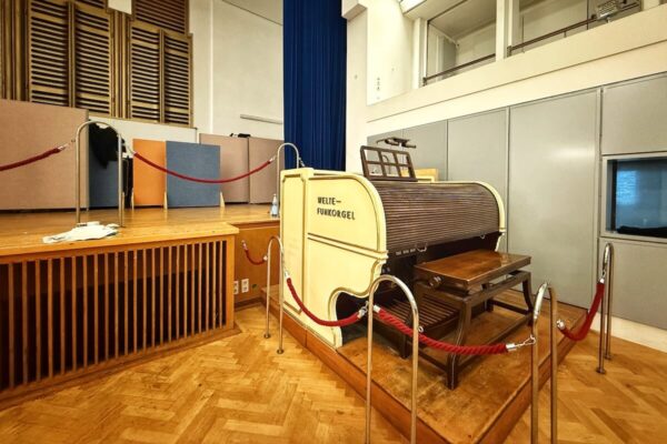 Im Großen Sendesaal des NDR befindet sich eine echte Kuriosität: die Welte-Funkorgel.