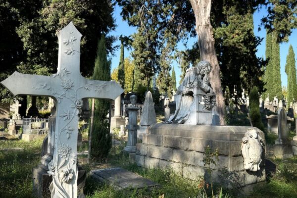 Der Friedhof wurde von Carlo Reishammer entworfen. Er liegt auf einer Verkehrsinsel am Piazzale Donatello, einem flachen Hügel, der mit hohen Zypressen bewachsen ist.
