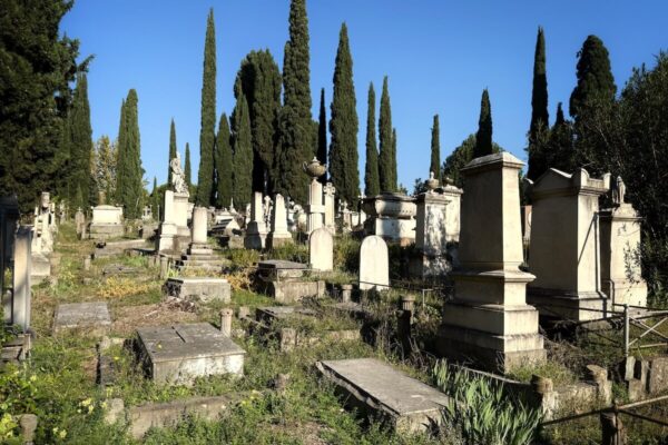 Der Cimitero degli Inglesi, der Englische Friedhof in Florenz, wurde 1827 eröffnet und war bis 1877 in Betrieb.