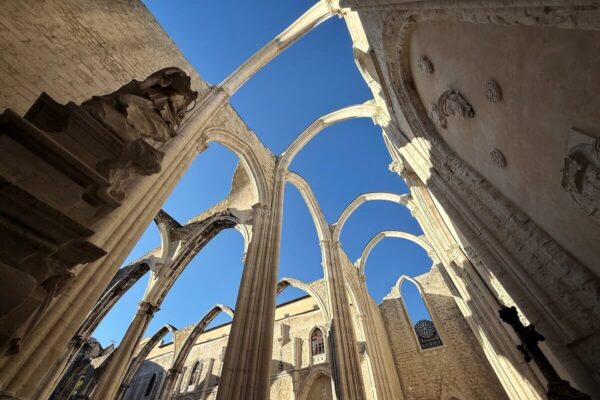 Die Bögen und Säulen auf dem Museumsgelände sind im neugotischen Stil angelegt und galten zu ihrer Entstehungszeit als architektonische Experimente.