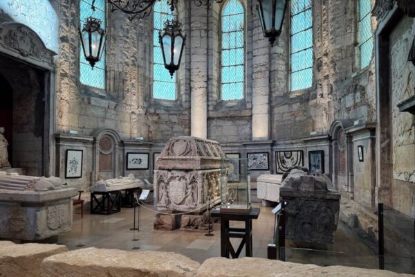 Von archäologischen Fundstücken aus der Antike bis zu präkolumbianische Keramiken und Mumien zeigt das Archäologische Museum in Lissabon Exponate aus diversen Kulturen.