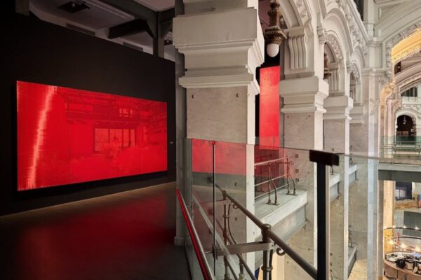 Die Lichtverhältnisse des Palacio de Cibeles werden für die Ausstellung geschickt genutzt, um die Werke von Javier Garcerá zum leuchten zu bringen.