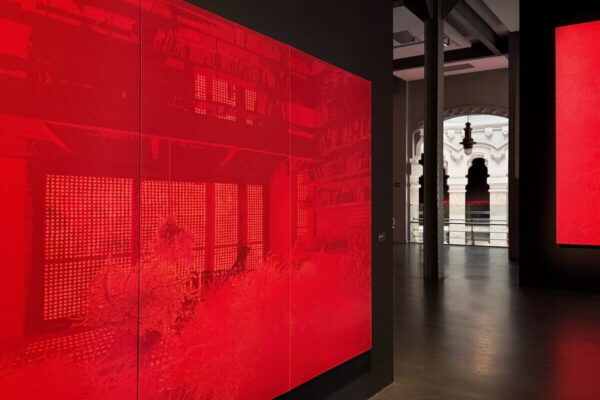 Die Ausstellung soll die Besuchenden dazu anregen, sich Zeit für die Kunstwerke zu nehmen und die Motive über mehrere Ebenen hinweg zu entdecken.