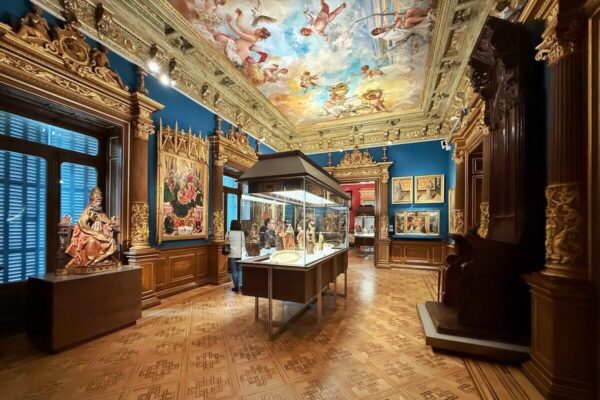 Die Räume des Museo Lázaro Galdiano sind prunkvoll verziert, etwa mit Deckenmalereien von Eugenio Lucas Villamil.