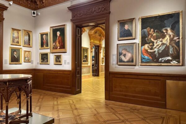 Die Sammlung des Museums besteht aus über 12.600 Objekten, darunter auch aufwändig geschnitzte Möbel.