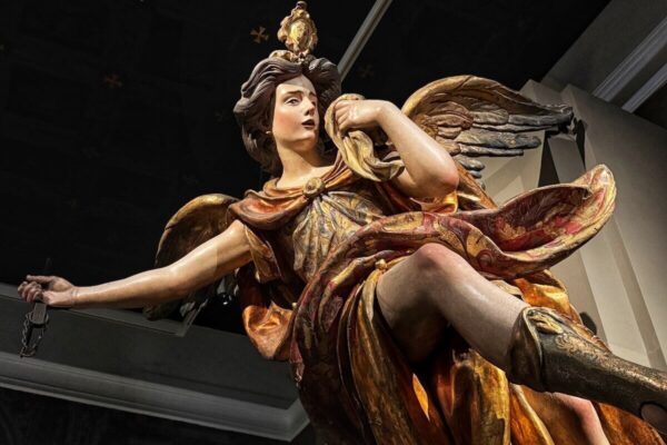 Die barocken Engel-Skulpturen von Pedro Duque Cornejo aus dem Jahr 1733 tragen eigentlich Lampen und gehören zum Altar der Kirche des Hospital de la Caridad.