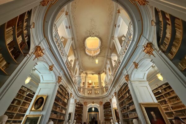 Das Herzstück der Herzogin Anna Amalia Bibliothek ist der historische Rokokosaal, der bei einem Brand 2004 schwer beschädigt wurde.