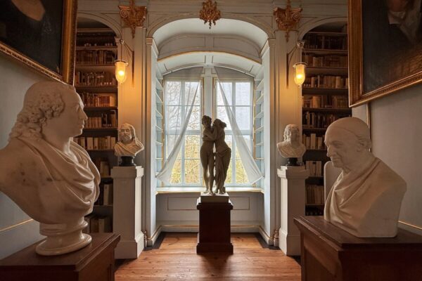 Herzog Carl August ließ im 18. Jahrhundert von Hofbildhauer Martin Gottlieb Klauer diverse Büsten von Dichtern und Denkern für den Rokokosaal anfertigen.